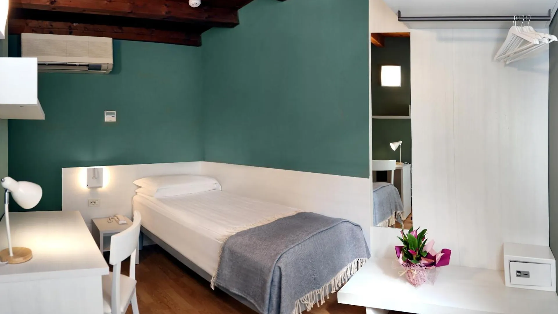 Albergo All'Ancora Lake Garda 2*, Garda (Verona)