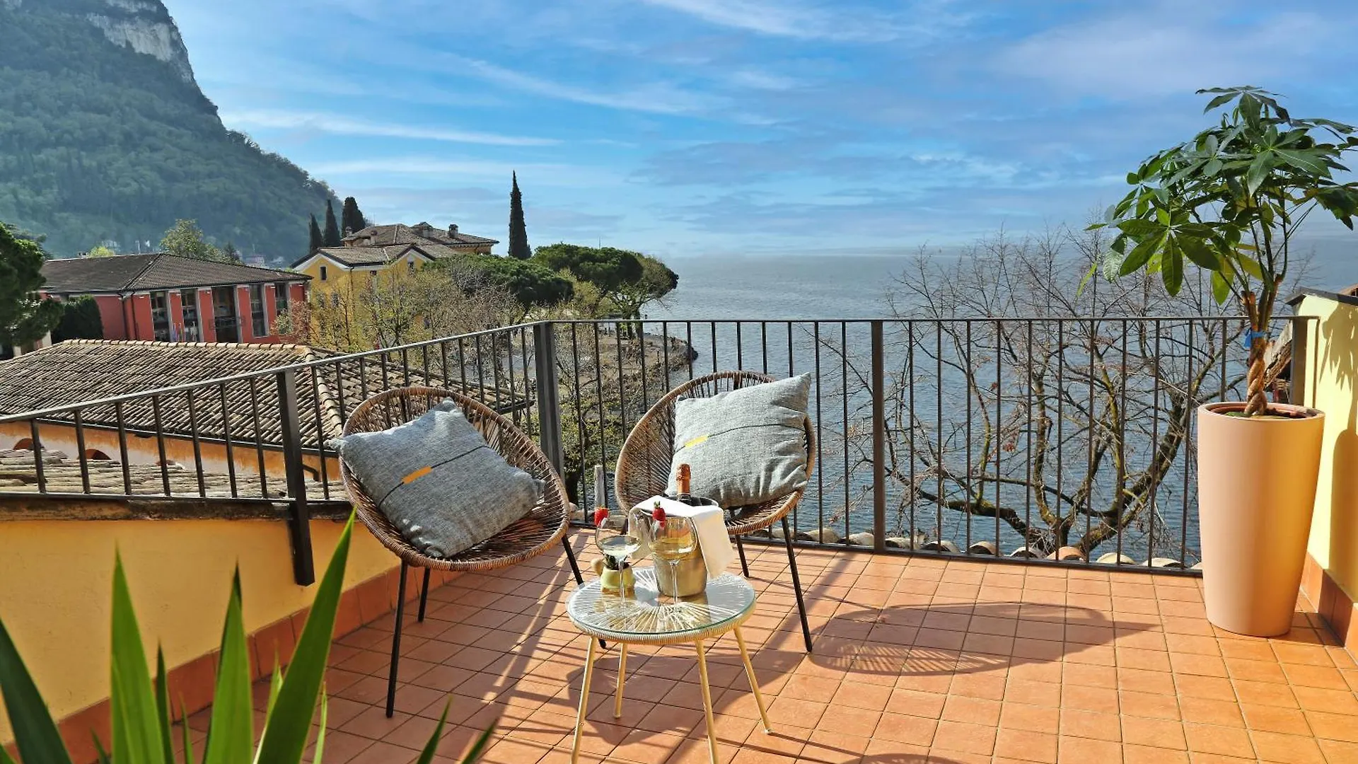 Albergo All'Ancora Lake Garda 2*, Garda (Verona) Italy